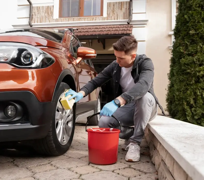 Lavage auto à domicile Les Loges-Marchis : professionnel intervenant sur un véhicule